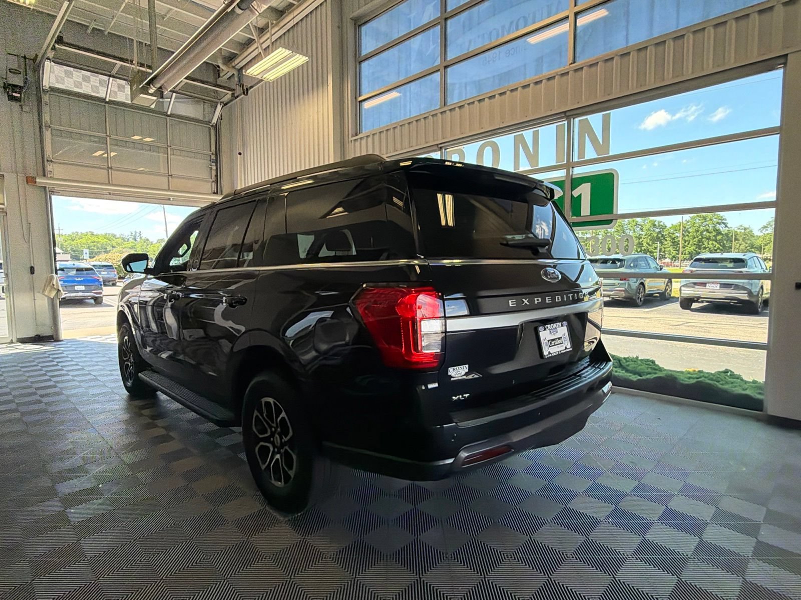 Used 2024 Ford Expedition XLT AWD/4WD image 4