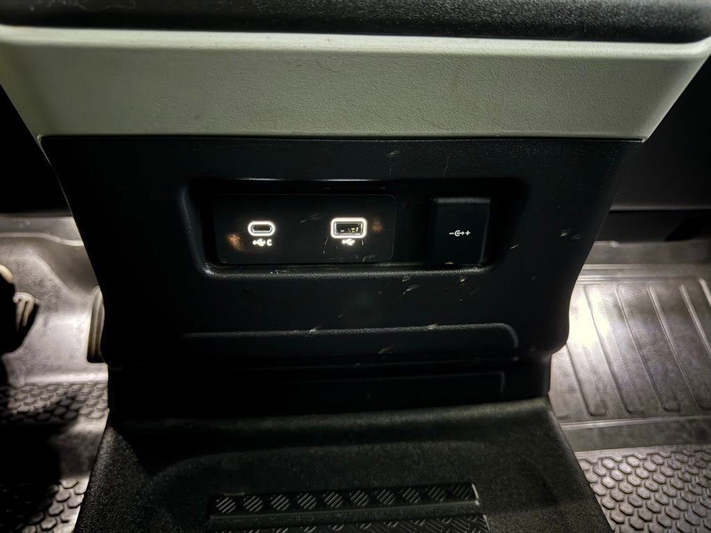 Used 2022 Land Rover Defender 110 image 41