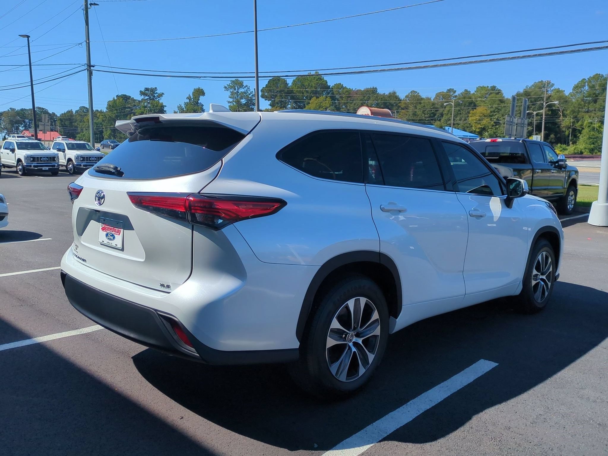 Used 2022 Toyota Highlander XLE FWD image 5