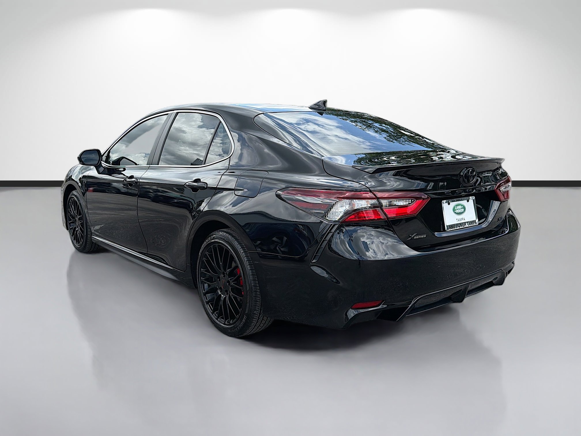 Used 2024 Toyota Camry SE FWD image 3