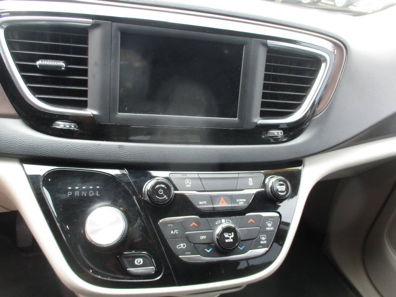 Used 2020 Chrysler Voyager Lxi FWD image 14