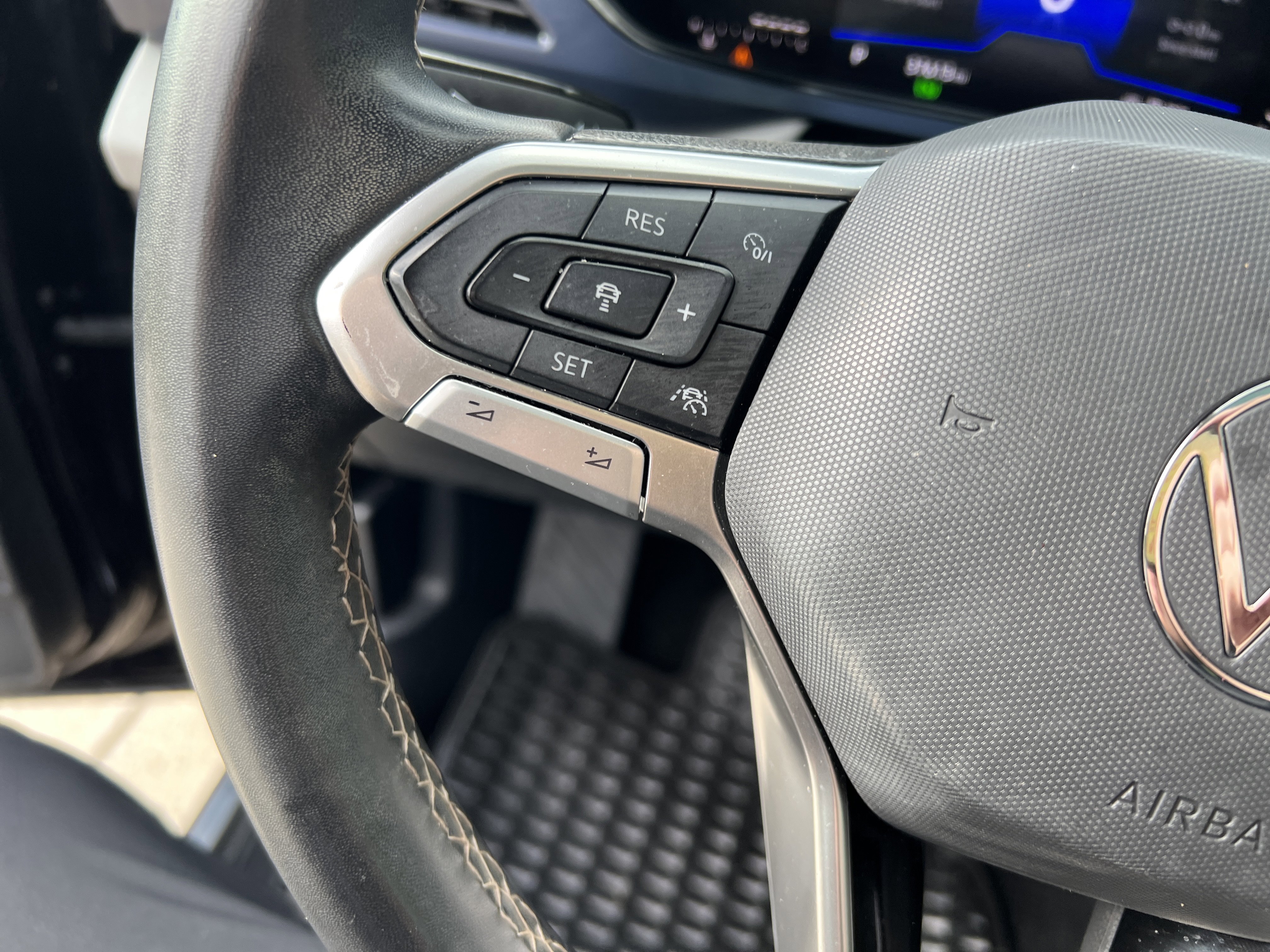 Certified 2023 Volkswagen Taos SE w/ Panoramic Sunroof Package FWD image 17