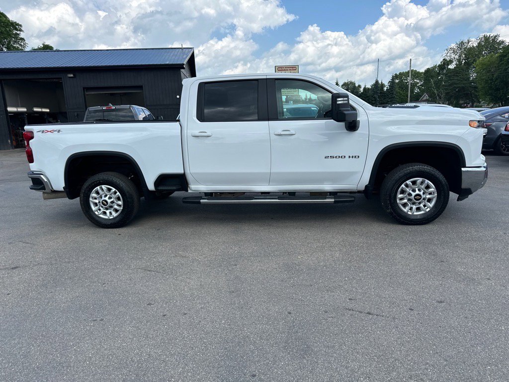 Used 2024 Chevrolet Silverado 2500 LT image 2