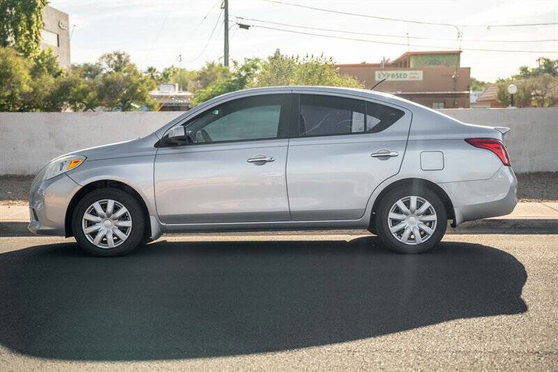Used 2012 Nissan Versa SV w/ Convenience Pkg FWD image 2