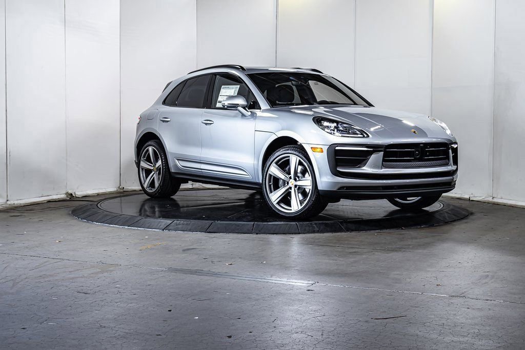 Certified 2025 Porsche Macan image 9