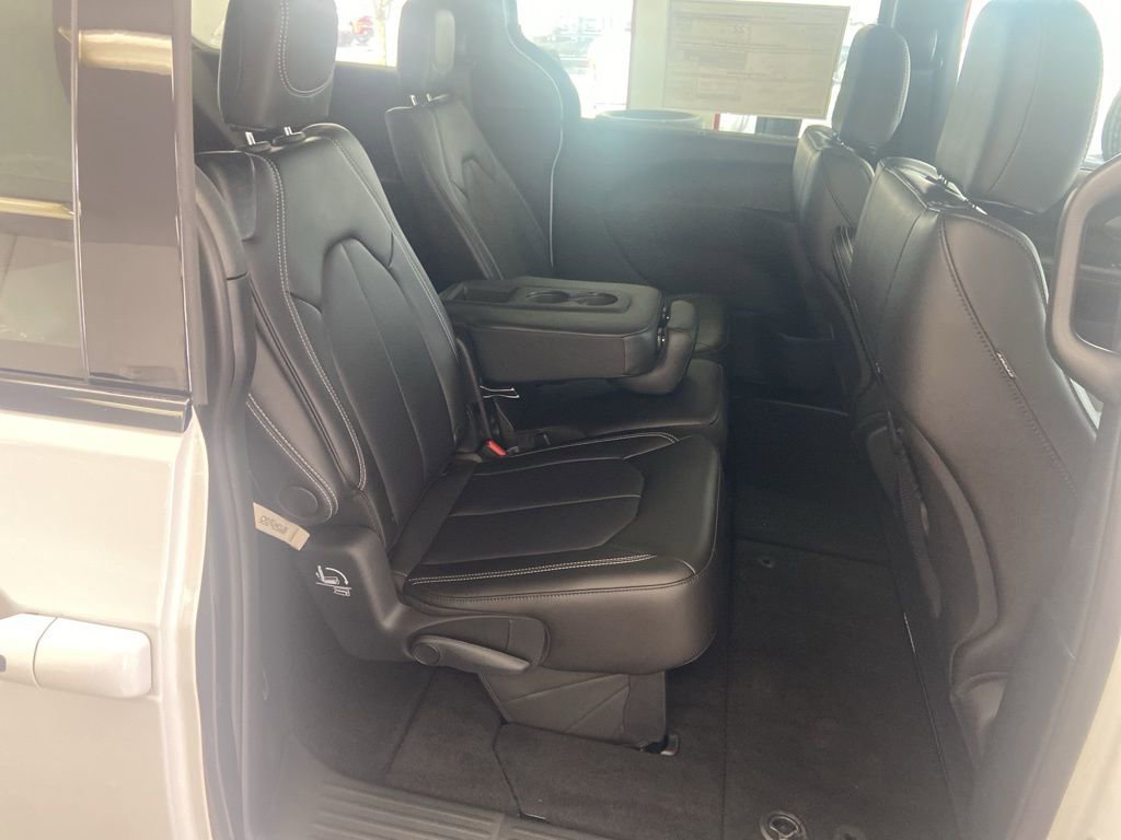 New 2026 Chrysler Pacifica Select FWD image 22