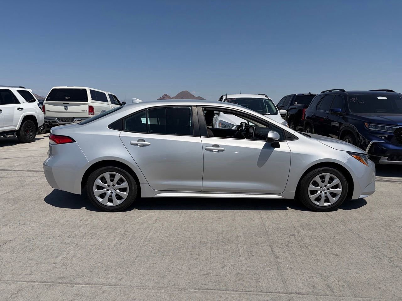 Used 2020 Toyota Corolla LE FWD image 3