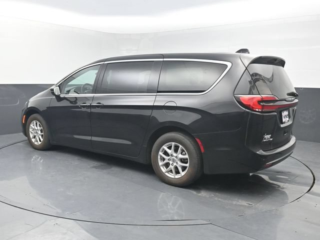 Used 2025 Chrysler Pacifica Select FWD image 3