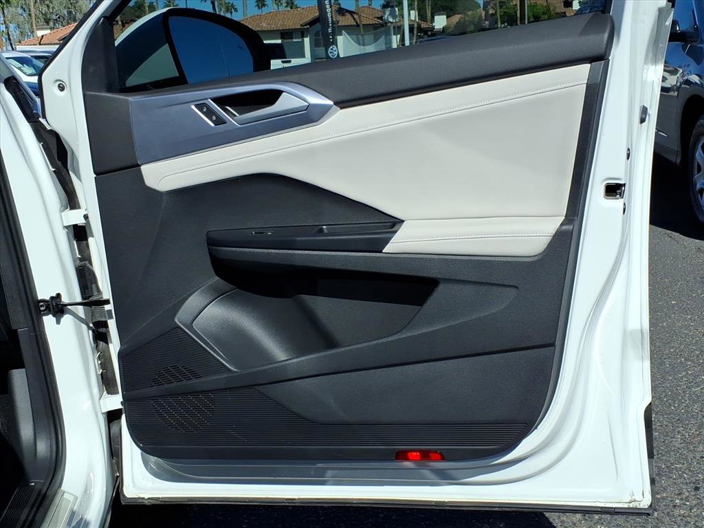 Certified 2025 Volkswagen Taos SE image 14