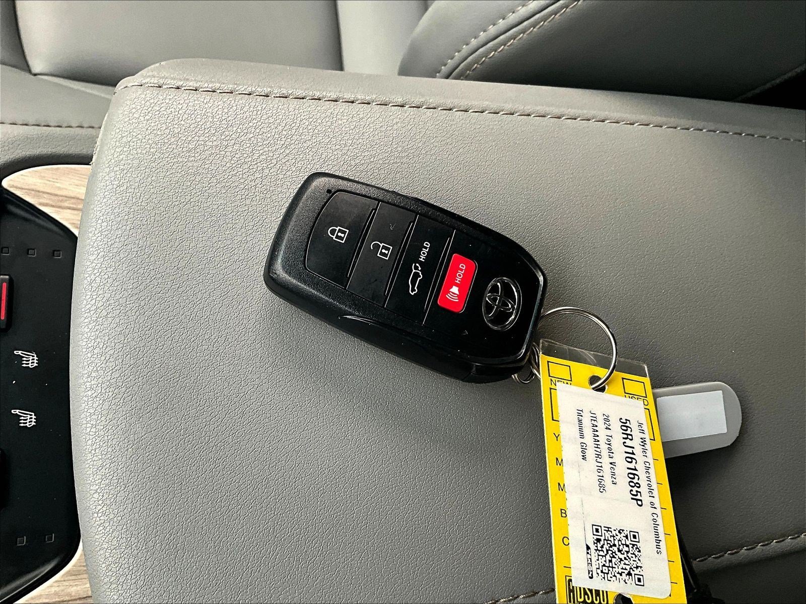 Used 2024 Toyota Venza XLE AWD/4WD image 35