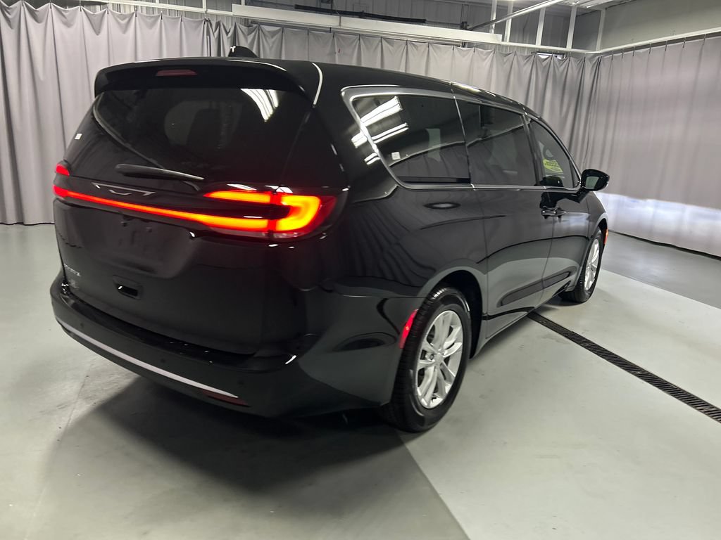 New 2027 Chrysler Pacifica Select FWD image 7