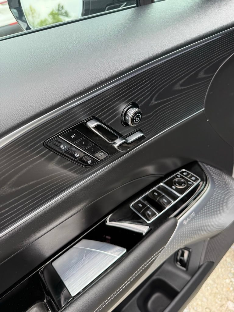 Certified 2025 Cadillac Lyriq Luxury w/ LPO, Floor Liner Package AWD/4WD image 25