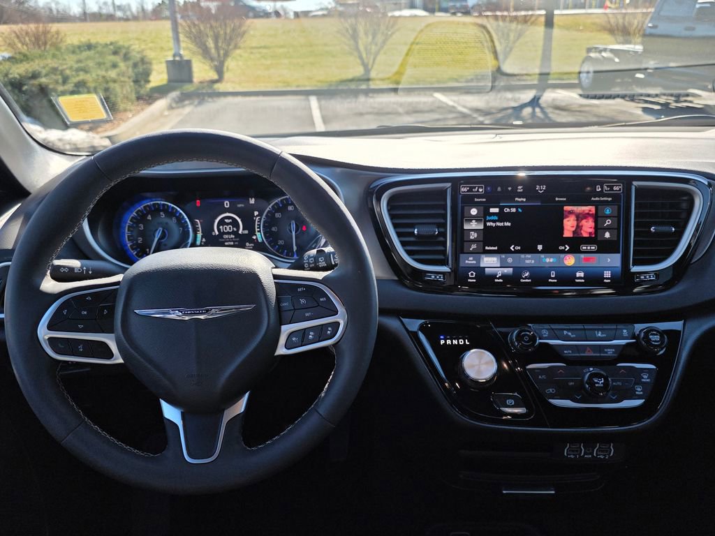 Used 2025 Chrysler Pacifica Select image 32