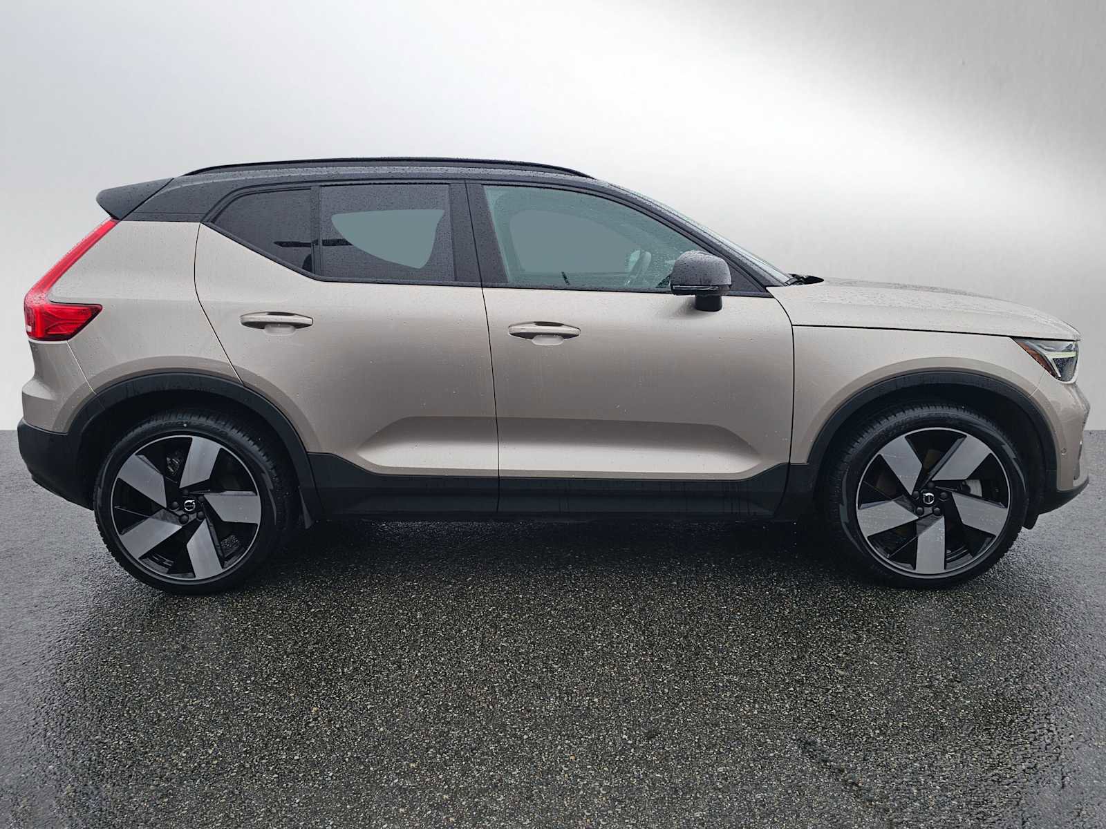 Certified 2023 Volvo XC40 Recharge Plus image 2