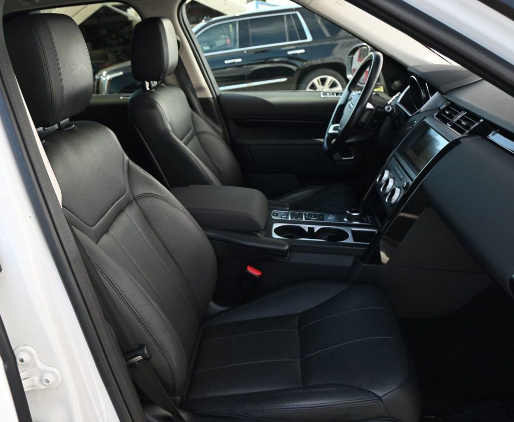 Used 2018 Land Rover Discovery SE image 18