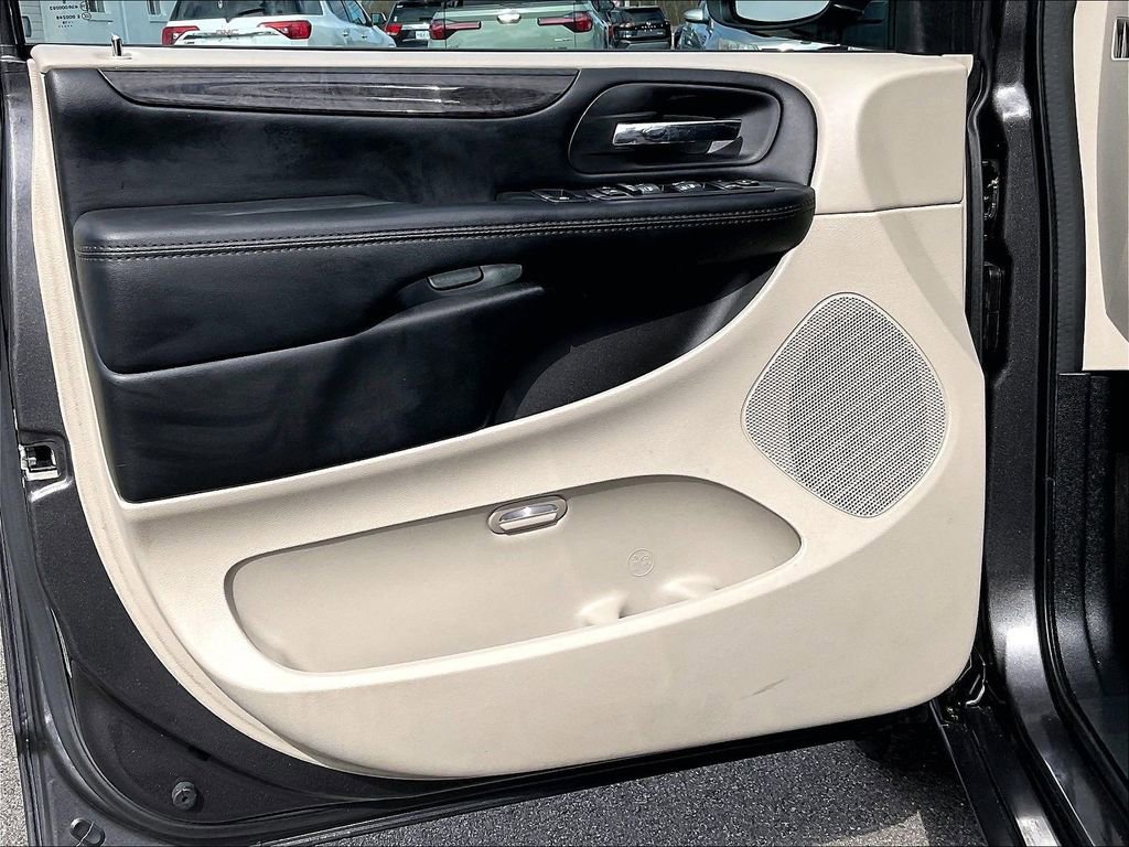 Used 2019 Dodge Grand Caravan SE w/ UConnect Hands-Free Group FWD image 9