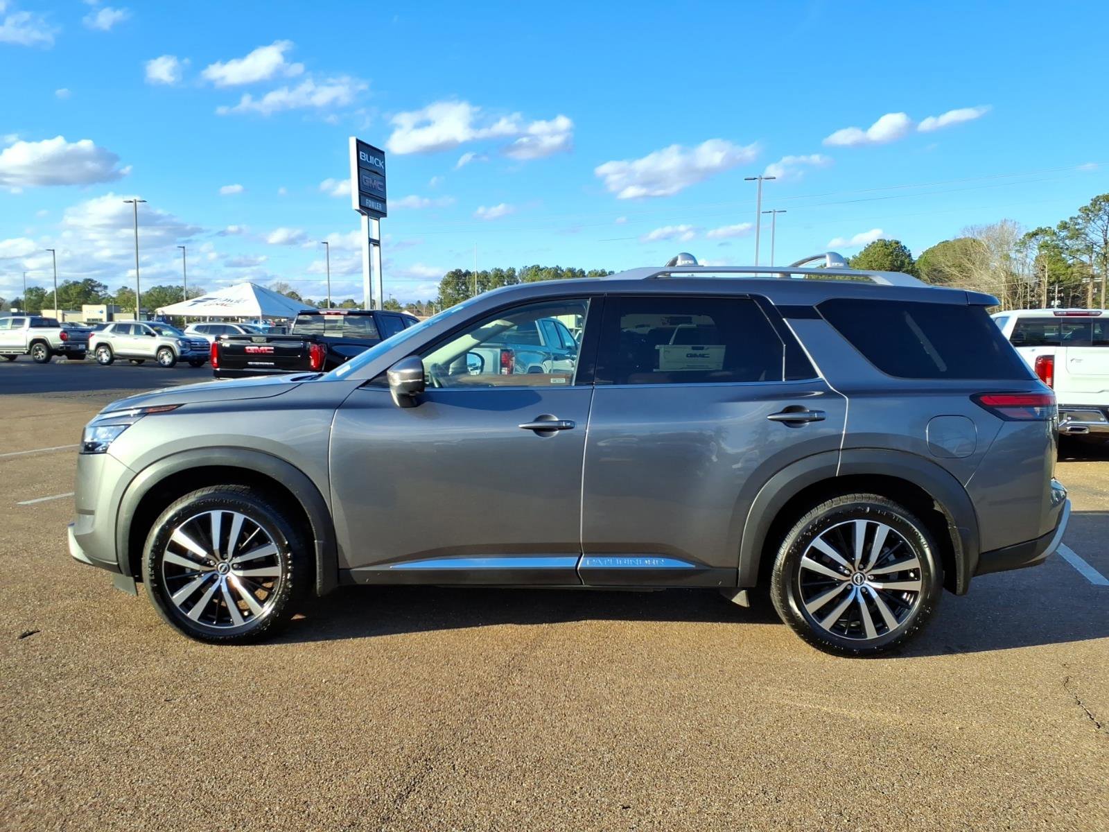 Used 2023 Nissan Pathfinder Platinum image 1