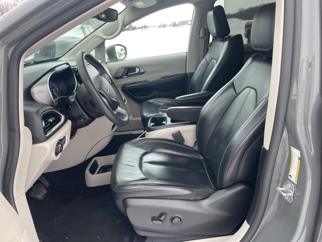 Used 2022 Chrysler Pacifica Touring-L image 8