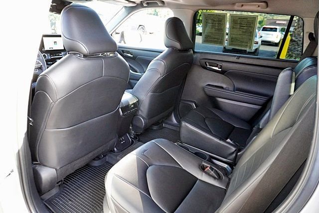 Used 2024 Toyota Highlander XLE AWD/4WD image 17