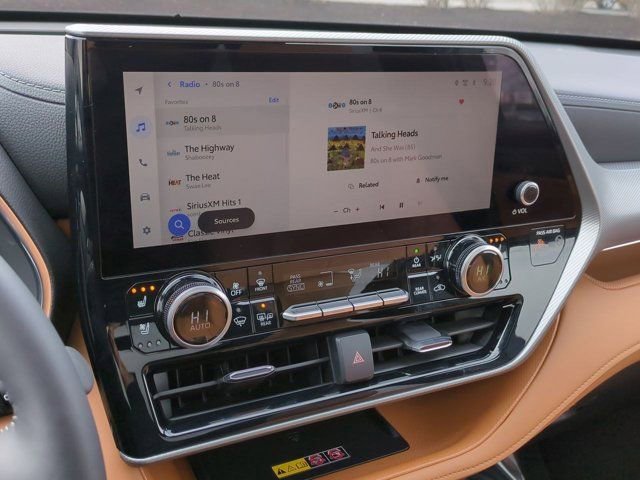Used 2025 Toyota Highlander Platinum image 12