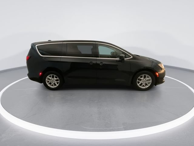 Used 2021 Chrysler Voyager LX w/ Cold Weather Group FWD image 5