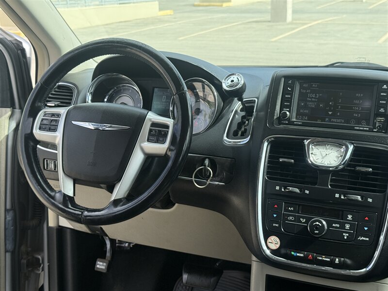 Used 2015 Chrysler Town & Country Touring FWD image 16