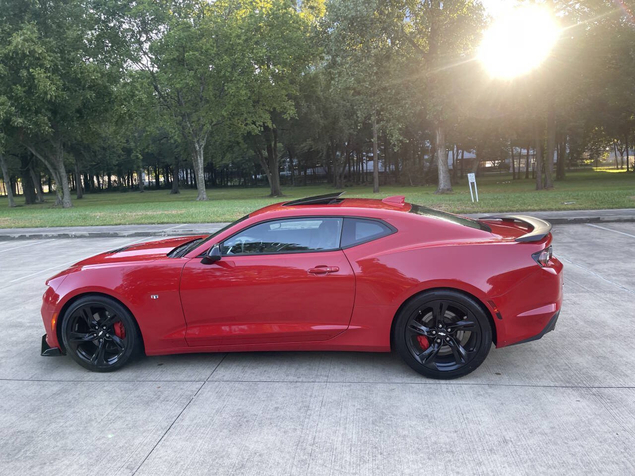 Used 2019 Chevrolet Camaro SS w/ Black Appearance Package RWD image 9