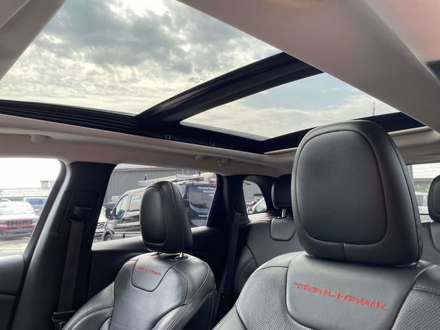 Used 2017 Jeep Cherokee Trailhawk AWD/4WD image 9