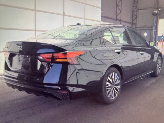 Used 2025 Nissan Altima 2.5 SV FWD image 7