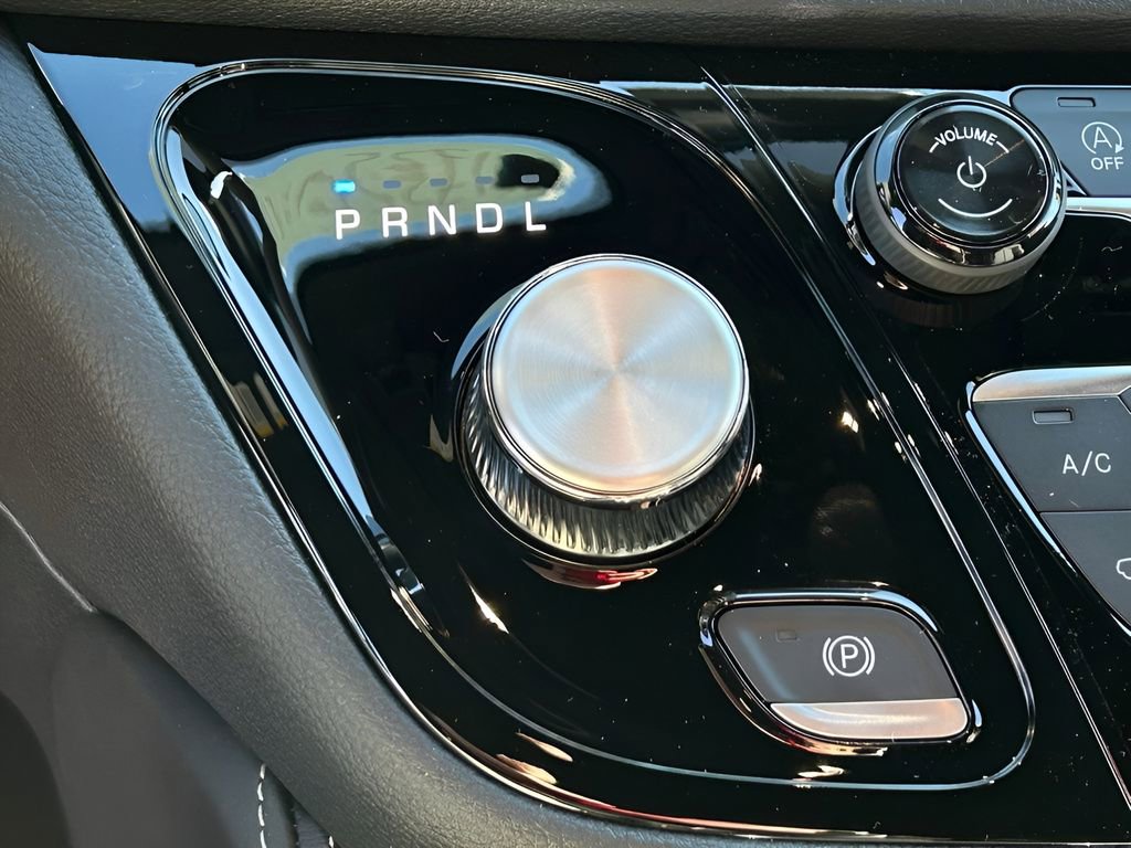 New 2026 Chrysler Pacifica Limited w/ Uconnect Theater Family Group image 24