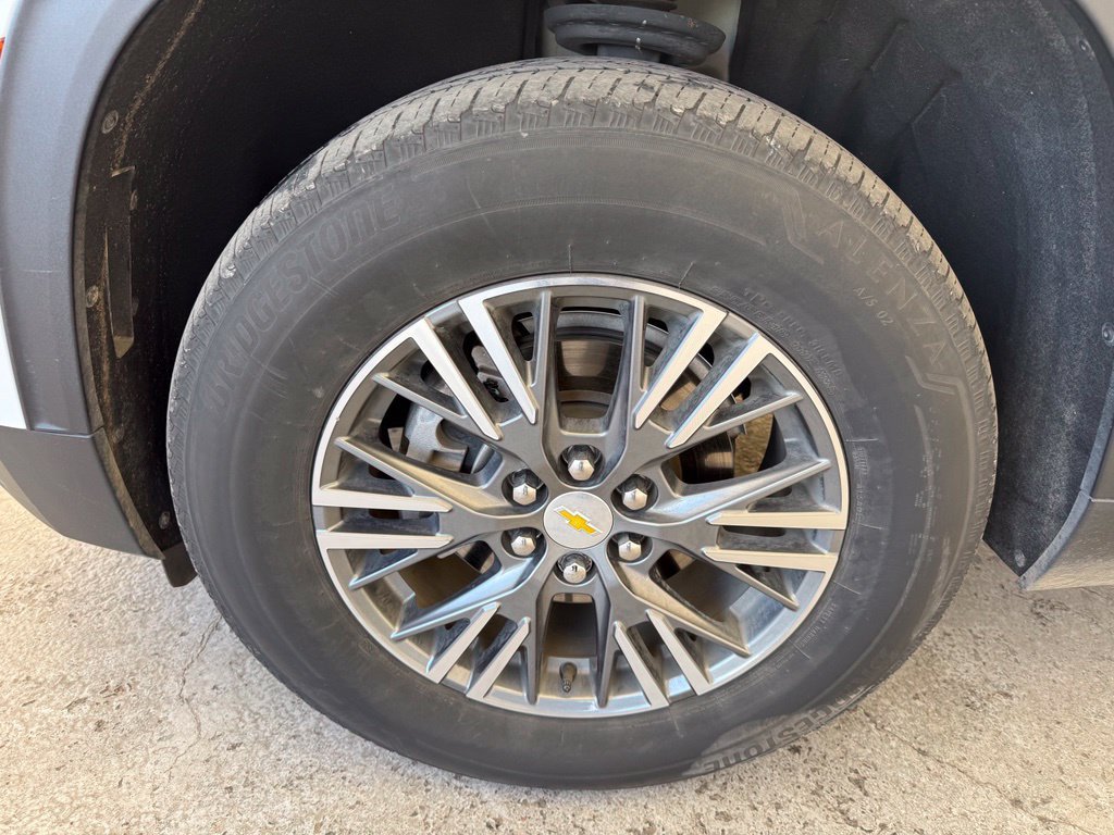 Used 2024 Chevrolet Traverse LT w/ Trailering Package FWD image 4