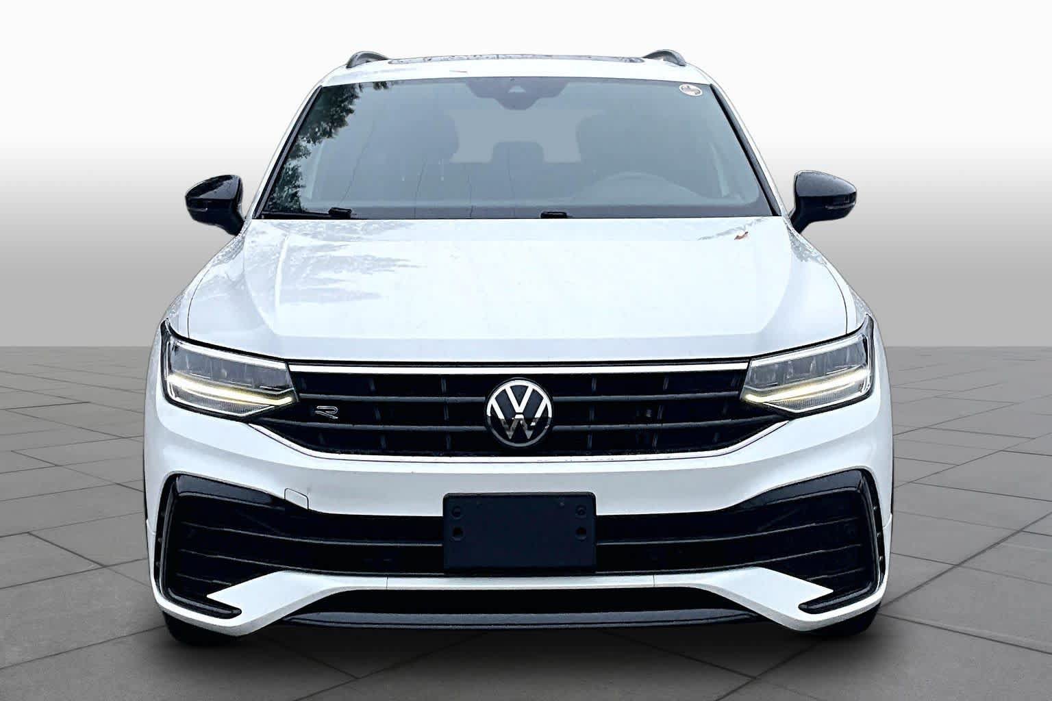 Used 2024 Volkswagen Tiguan SE R-Line AWD/4WD image 4
