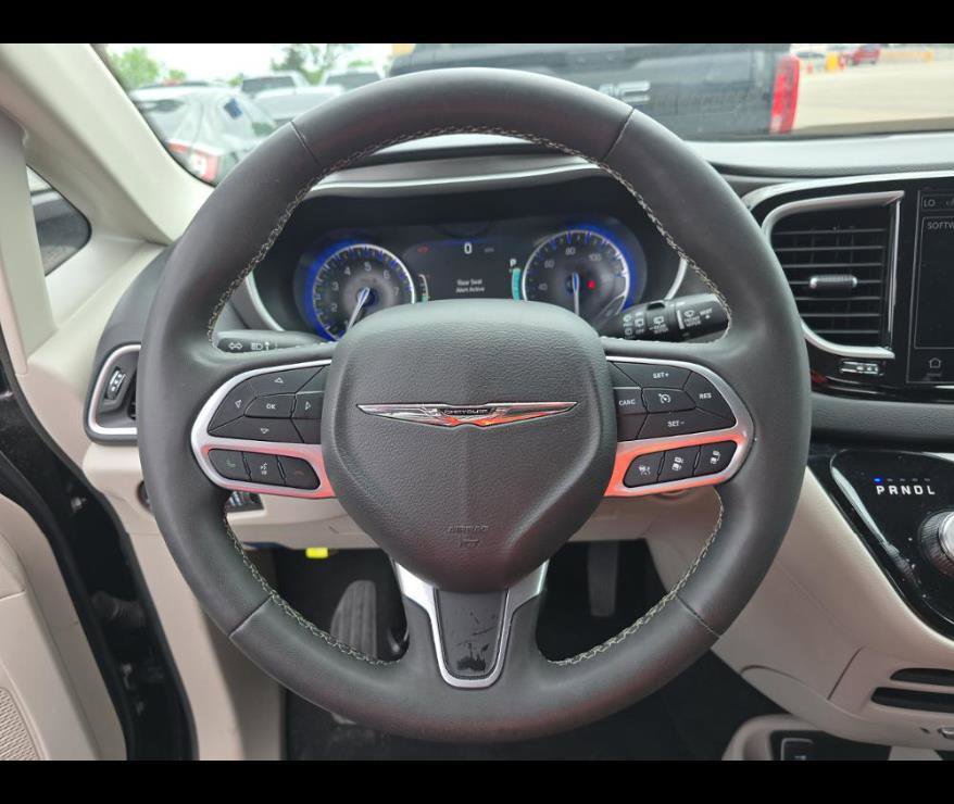 Used 2024 Chrysler Pacifica Touring-L FWD image 3