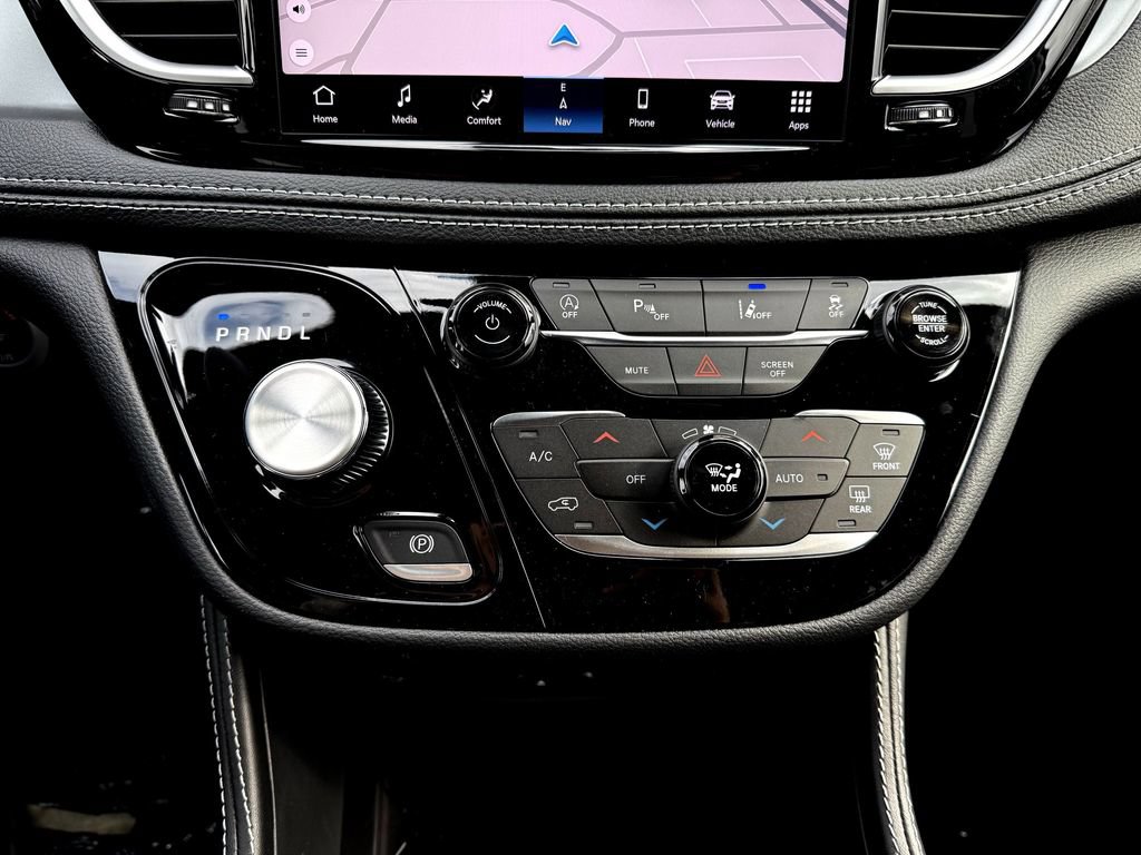 New 2026 Chrysler Pacifica Limited w/ Uconnect Theater Family Group FWD image 26