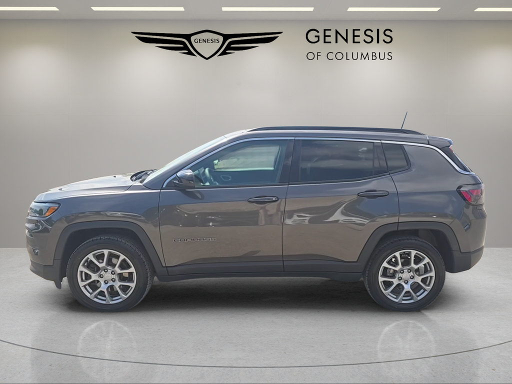 Used 2023 Jeep Compass Latitude w/ Sun and Sound Group AWD/4WD image 2