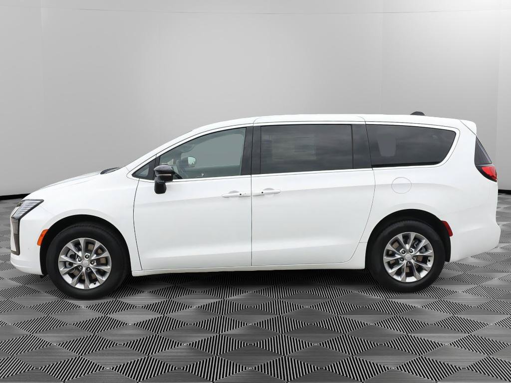 New 2027 Chrysler Pacifica Select AWD/4WD image 3
