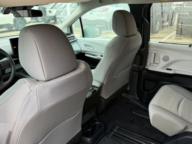 Used 2025 Toyota Sienna LE AWD/4WD image 23