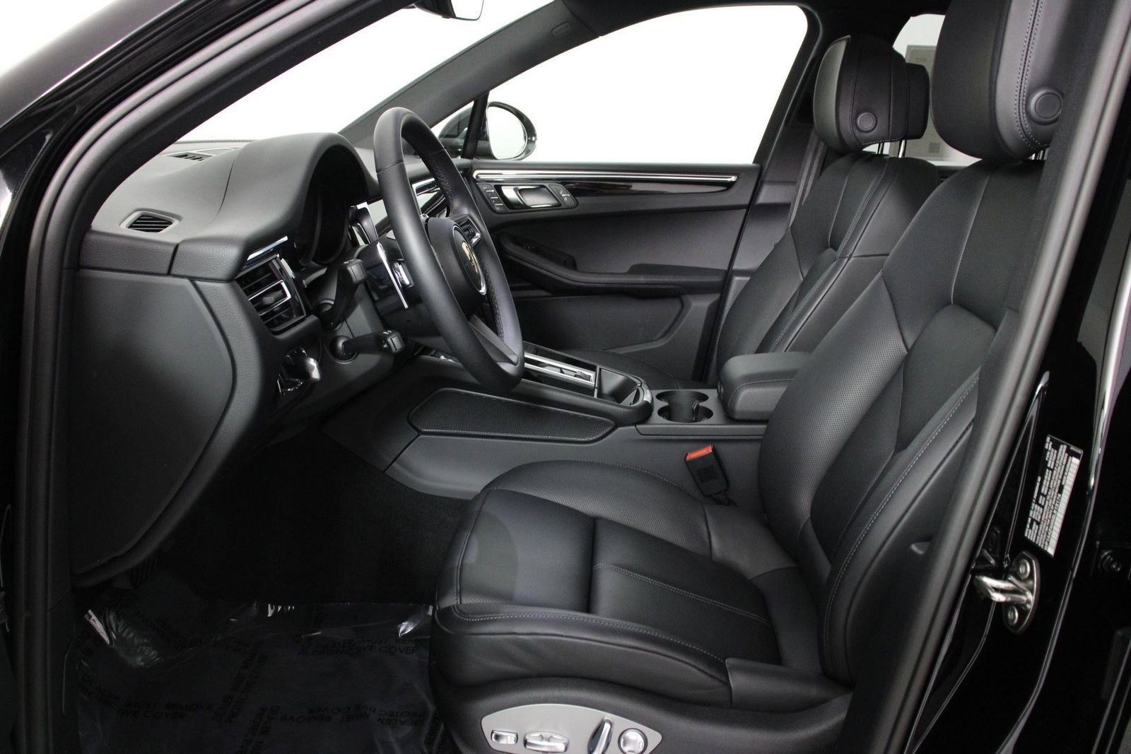 Certified 2025 Porsche Macan image 5