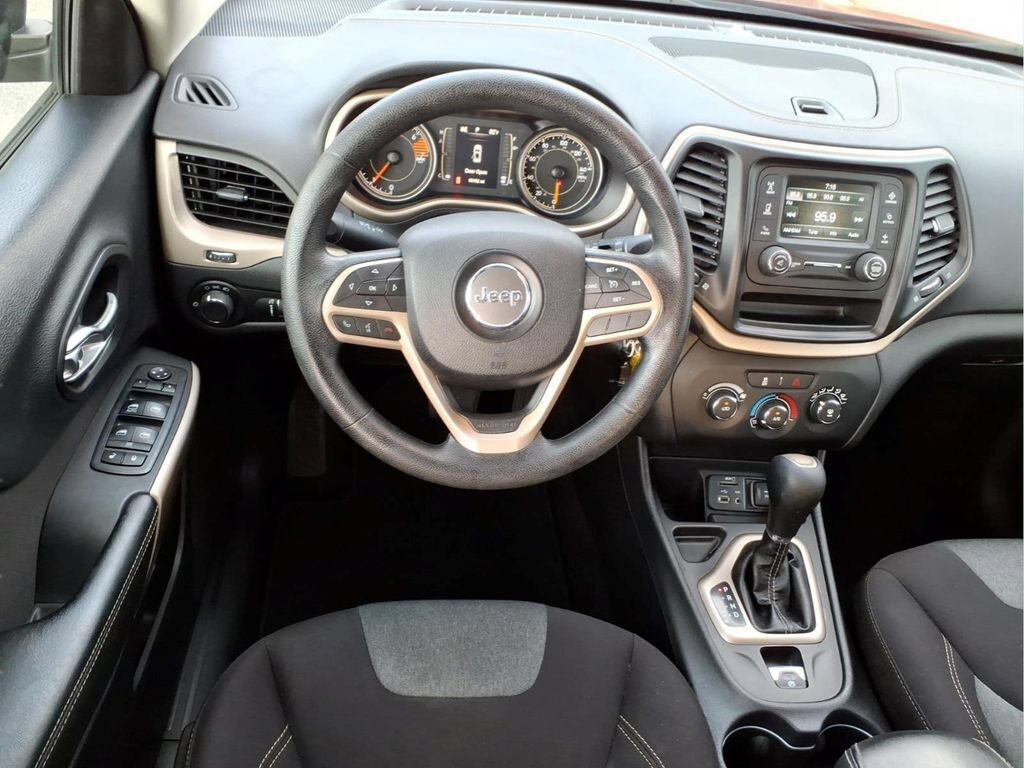 Used 2017 Jeep Cherokee Sport FWD image 18