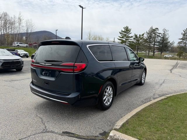 Used 2023 Chrysler Pacifica Touring-L FWD image 5