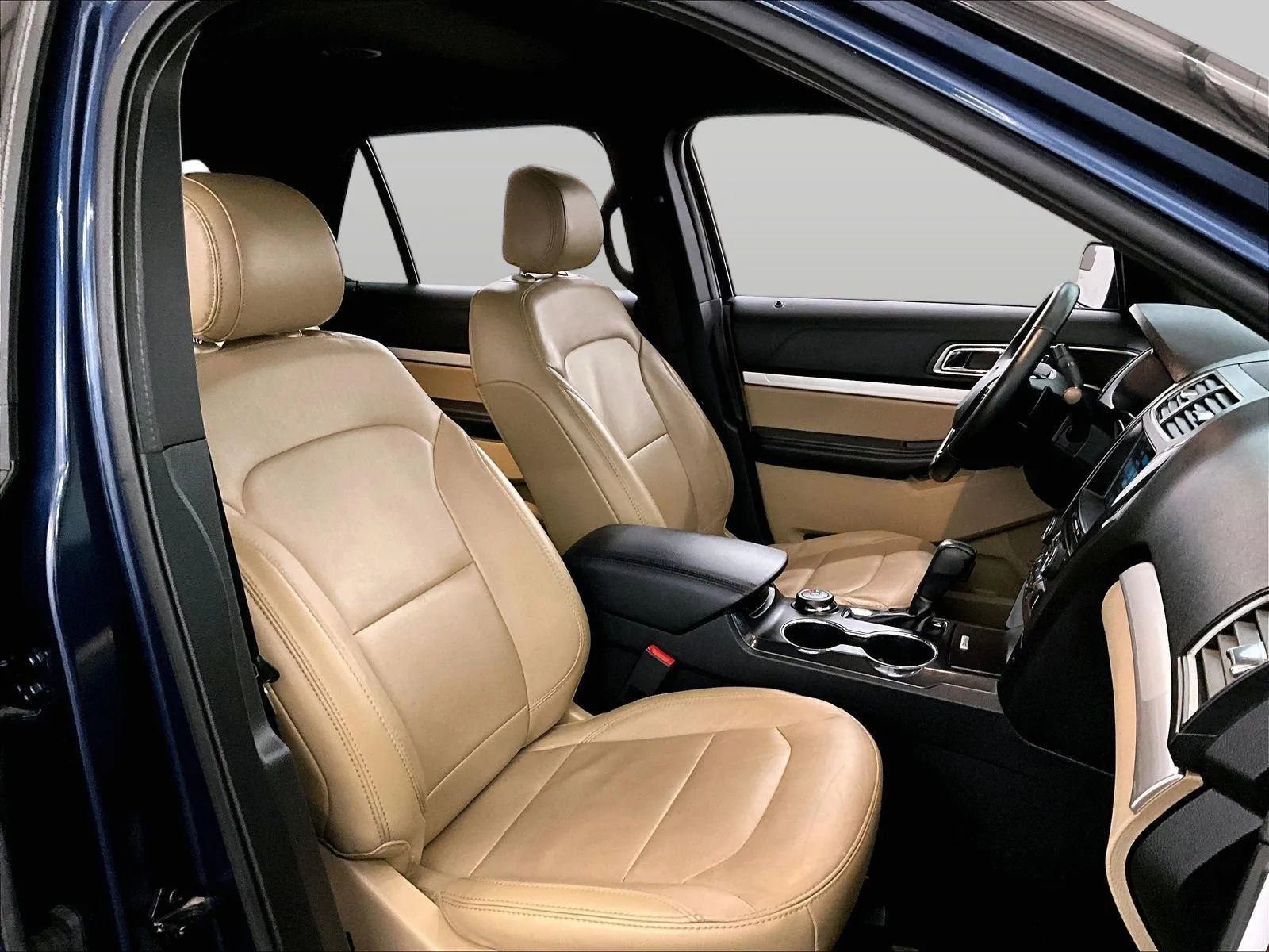 Used 2017 Ford Explorer XLT w/ Equipment Group 202A image 8