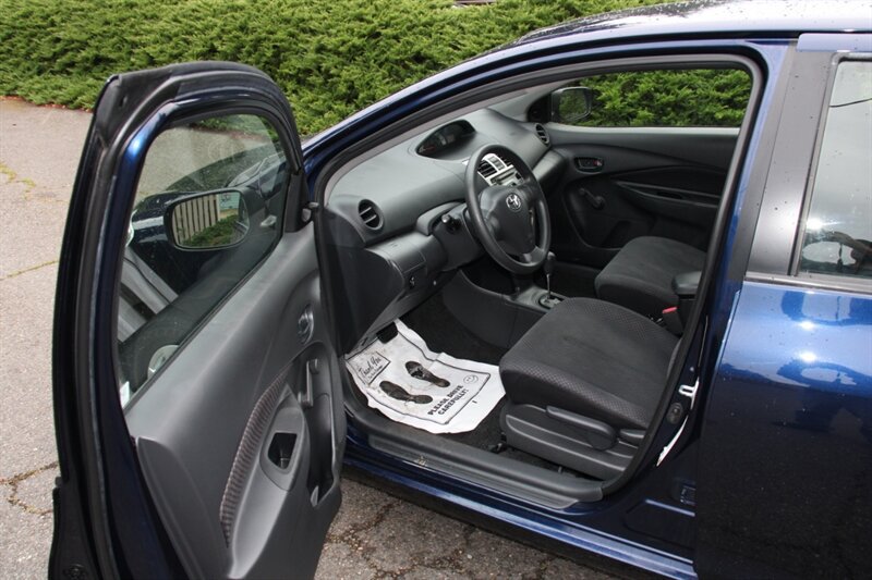 Used 2008 Toyota Yaris Sedan w/ Convenience Pkg FWD image 5
