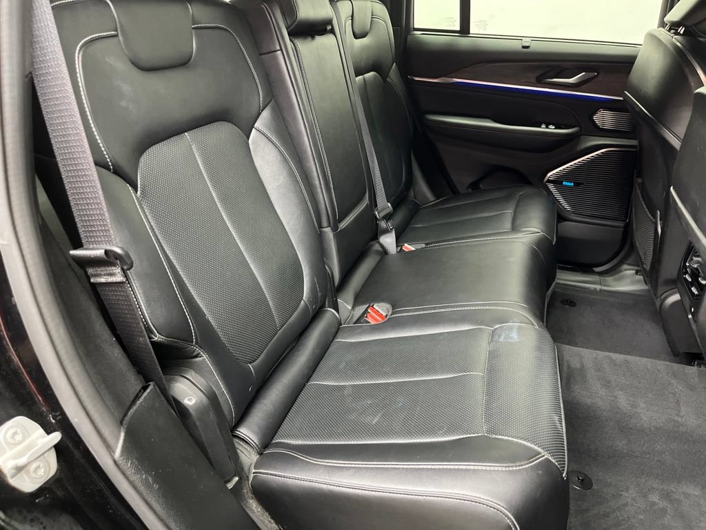 Used 2022 Jeep Grand Cherokee Overland w/ Luxury Tech Group IV AWD/4WD image 20