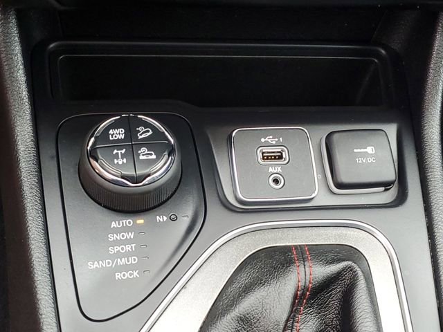 Used 2020 Jeep Cherokee Trailhawk AWD/4WD image 20