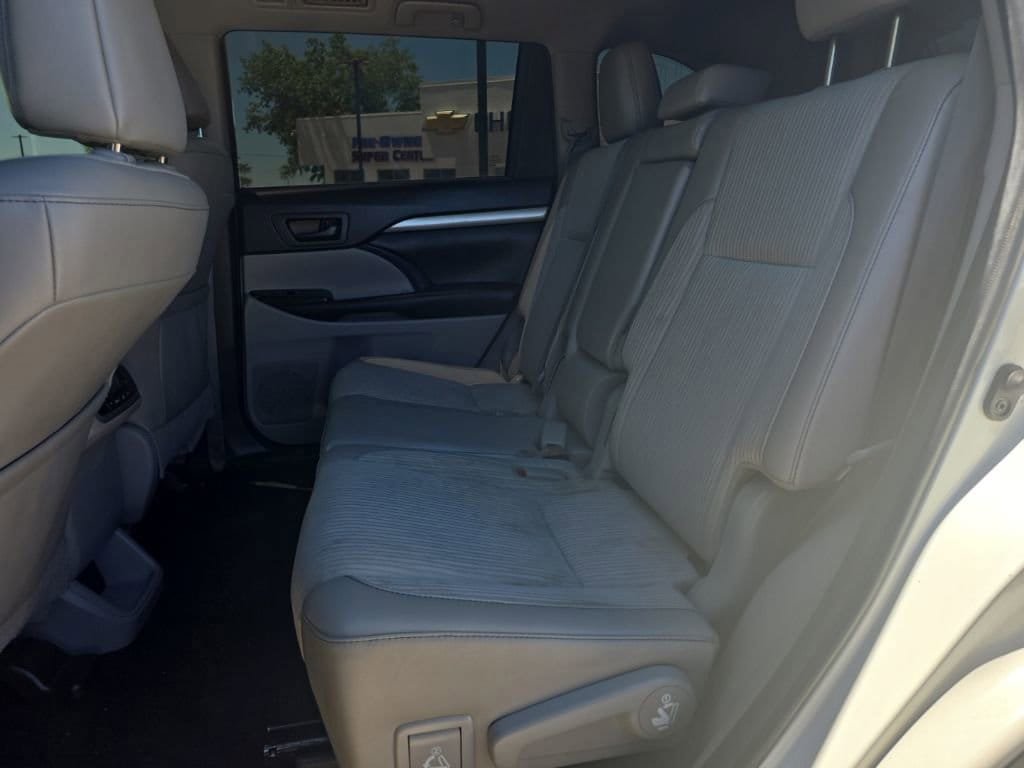Used 2019 Toyota Highlander Plus FWD image 25