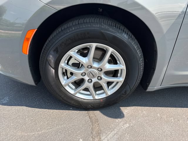 Used 2025 Chrysler Pacifica Select FWD image 25