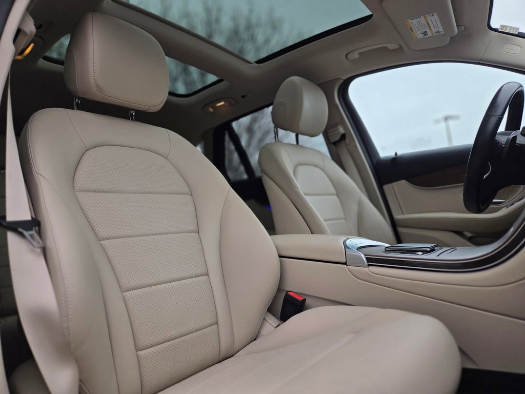 Used 2022 Mercedes-Benz GLC 300 4MATIC w/ Premium Package Lite image 27