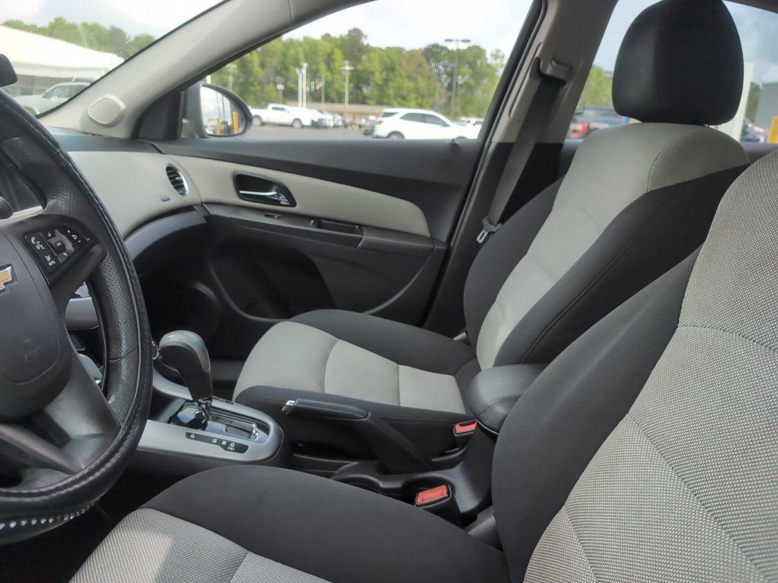 Used 2016 Chevrolet Cruze LS image 2