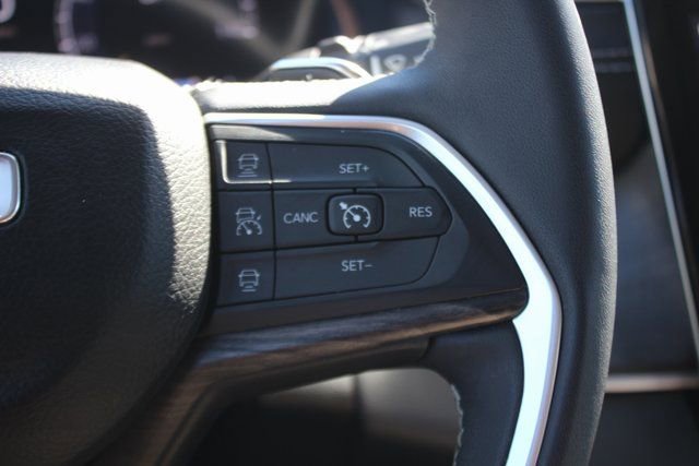 Used 2024 Jeep Grand Cherokee Limited image 12