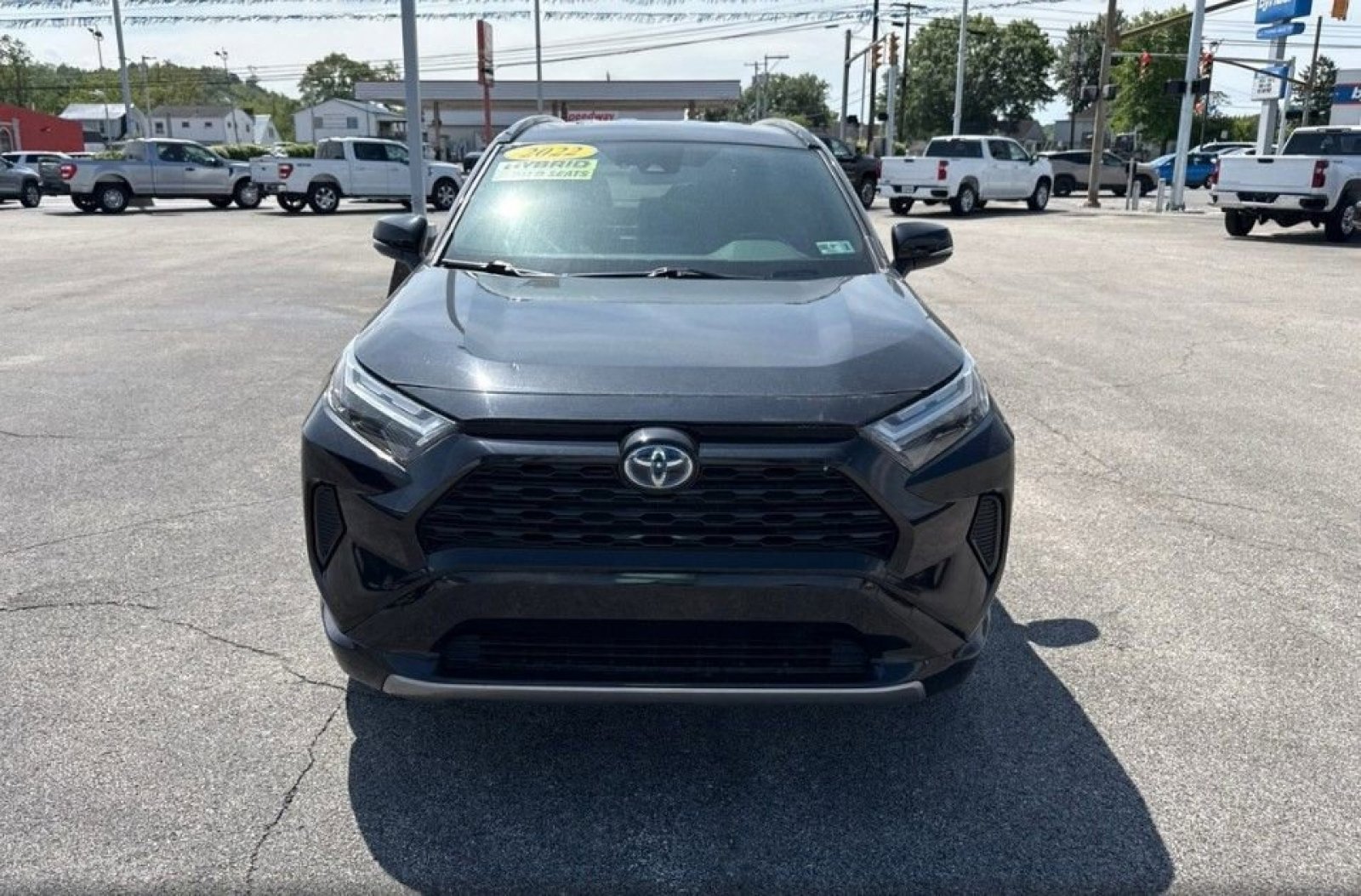 Used 2022 Toyota RAV4 SE w/ SE Grade Weather Package AWD/4WD image 2